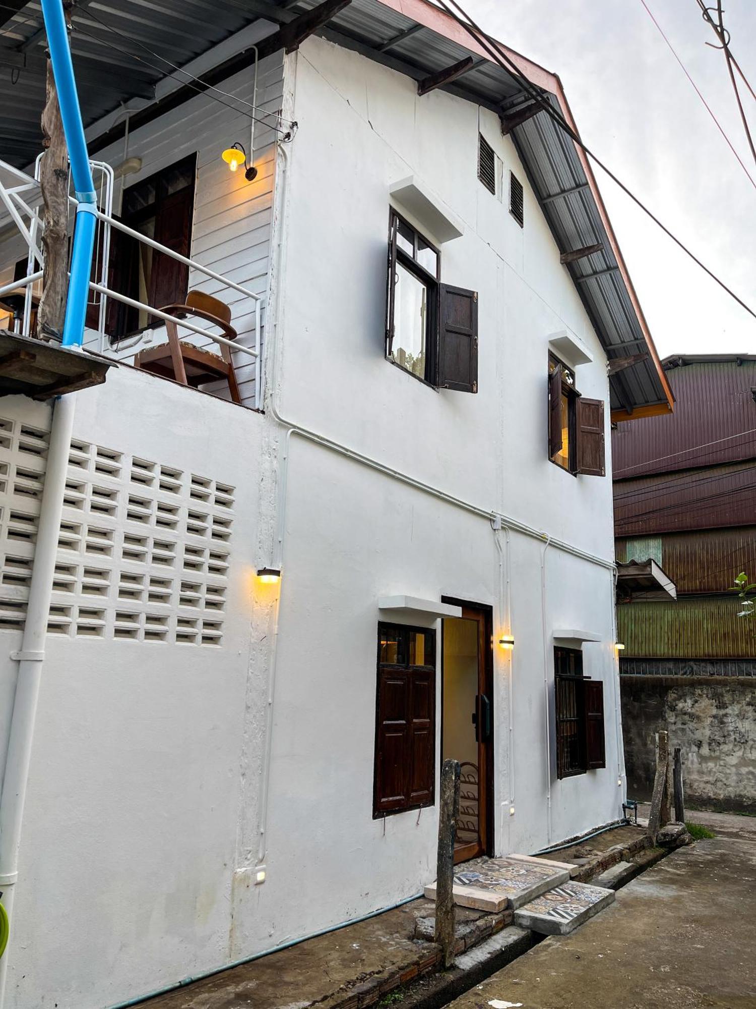The Ordinary 8 Vandrarhem Surat Thani Exteriör bild